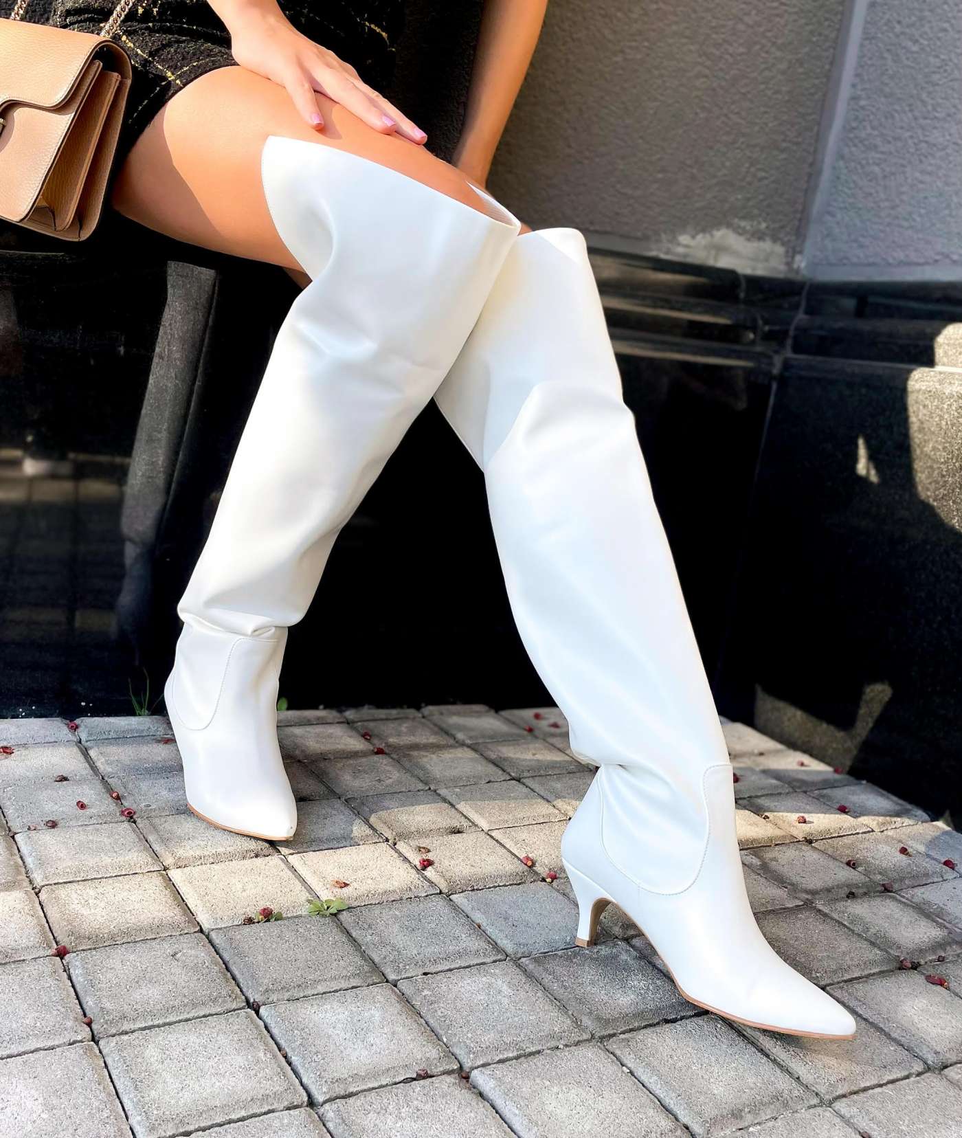Bele čizme iznad kolena sa nižom štiklom