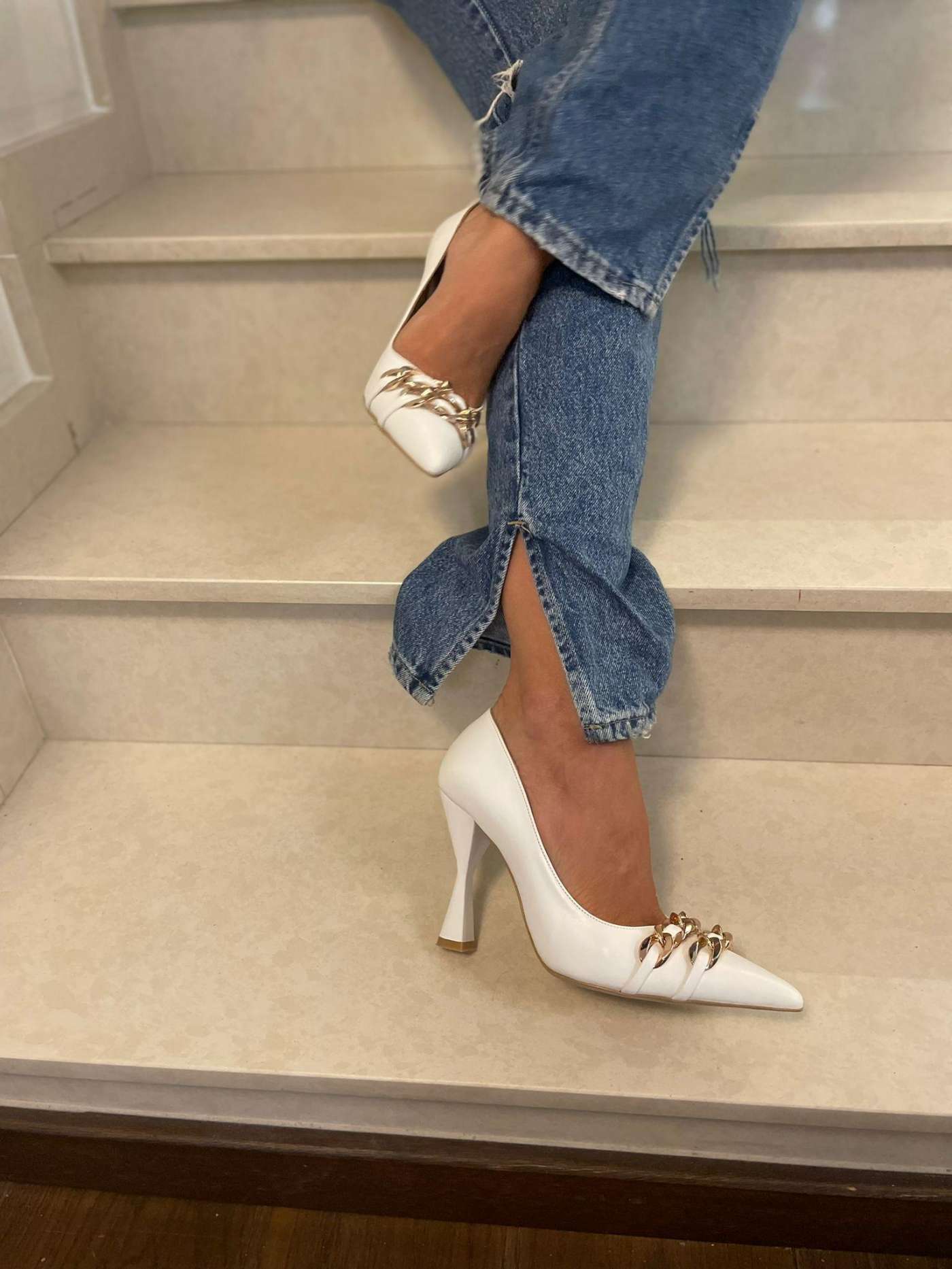 Bele salonke sa zlatnim karikama