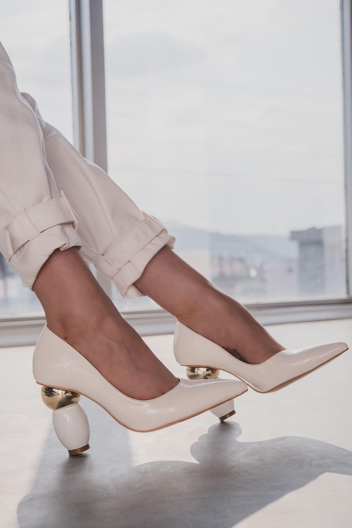 Bele salonke sa zlatnom kuglom