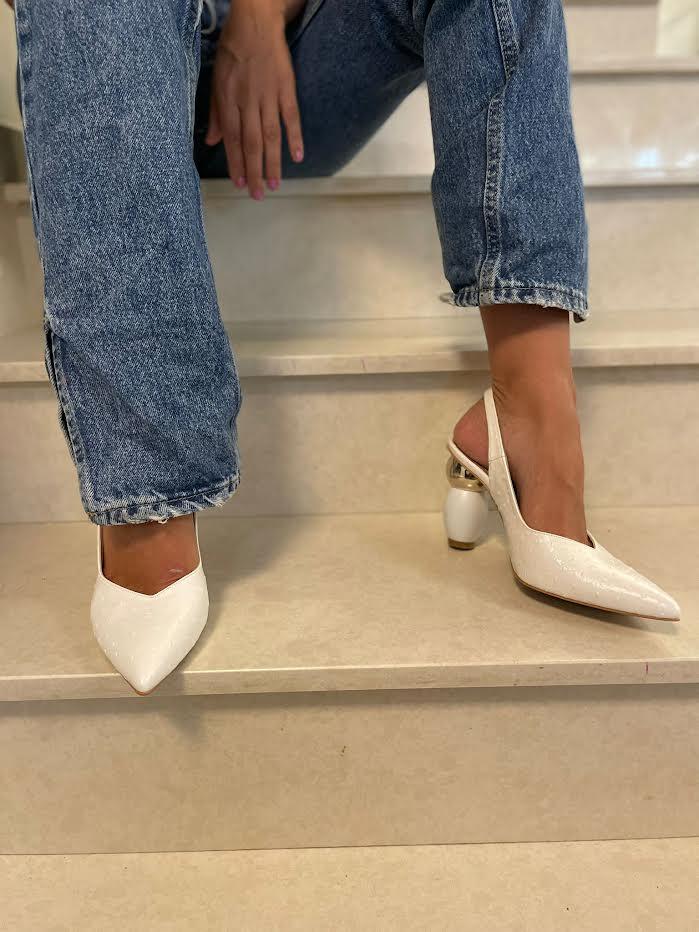 Bele salonke sa zlatnom kuglom i otvorenom petom