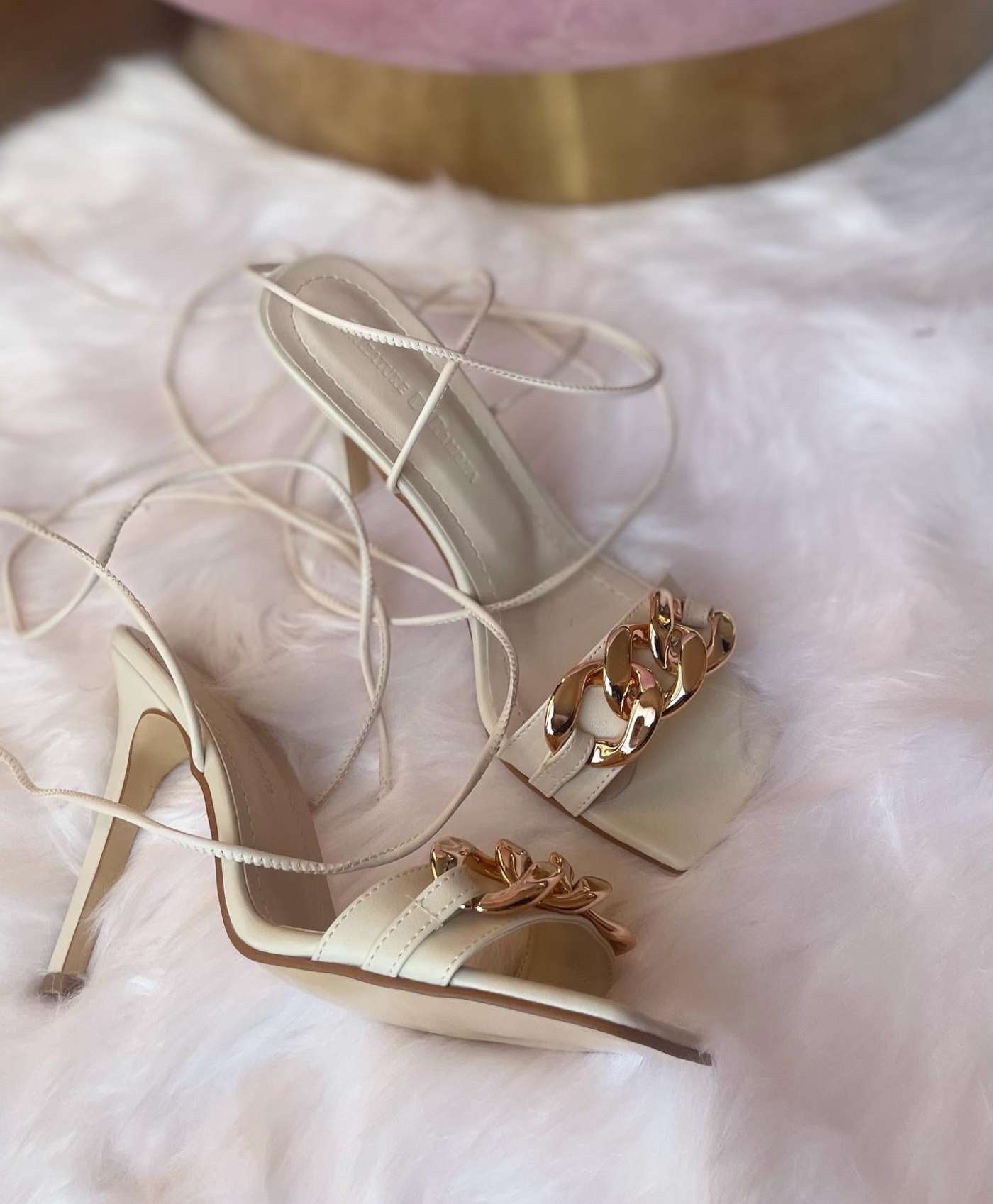 Bež sandale na vezivanje sa zlatnim karikama