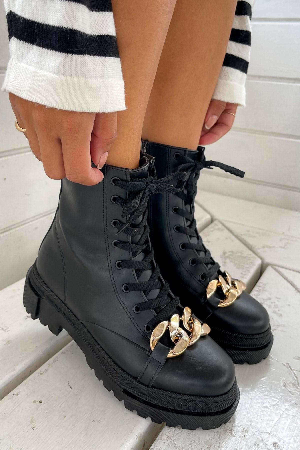 Crne plitke čizme sa karikama