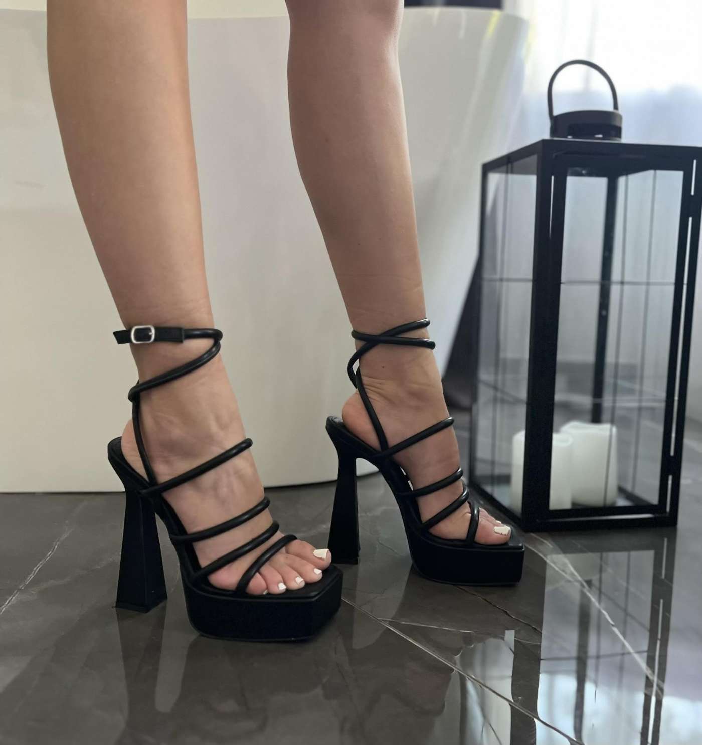 Crne sandale sa kaišićima