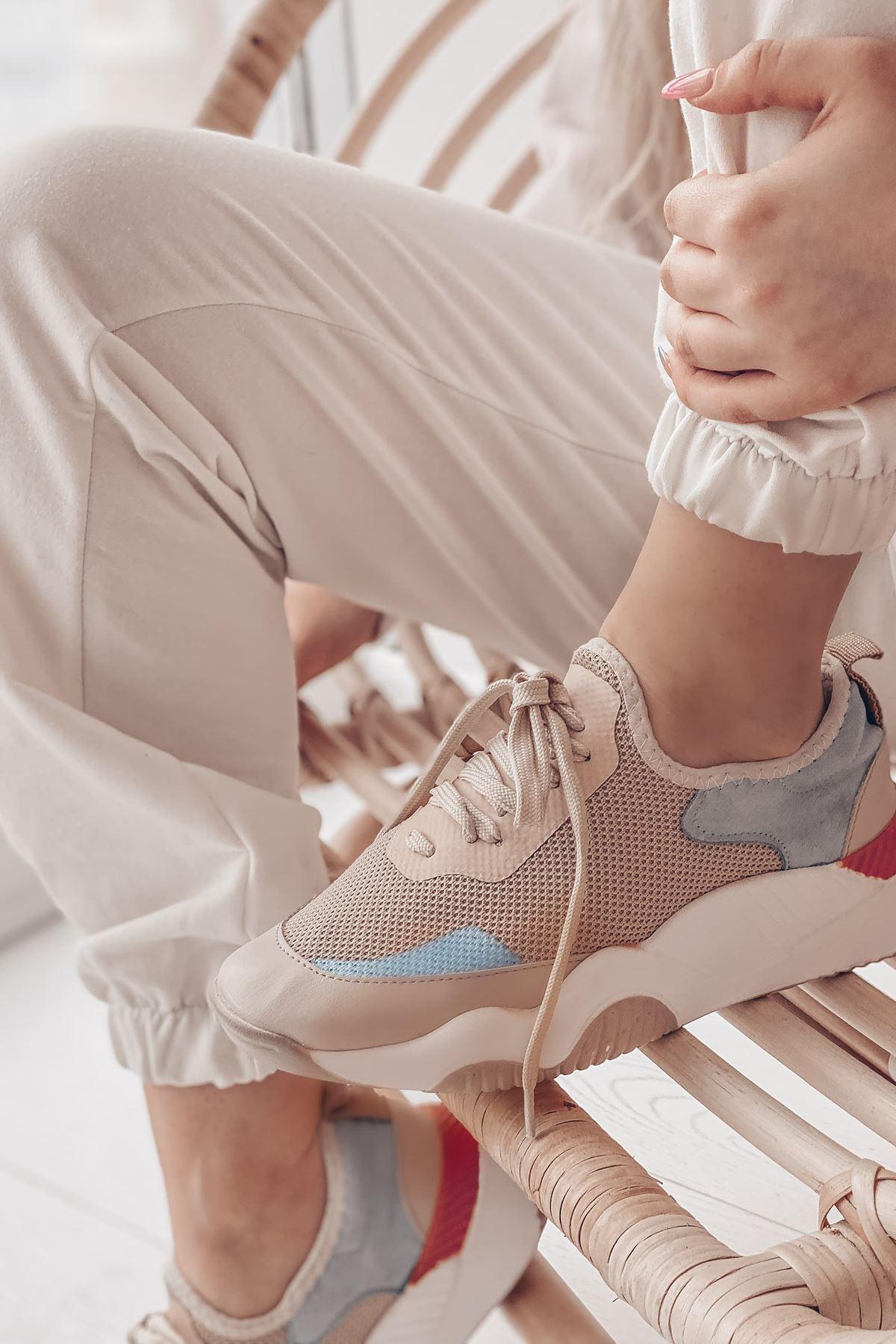 Krem patike sa plavim i crvenim detaljima